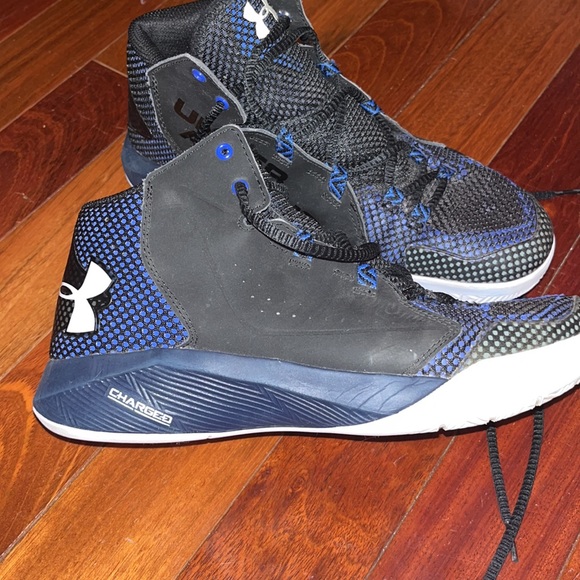 Under armor basketball shoes - barely worn Size 9.5 - Picture 2 of 3